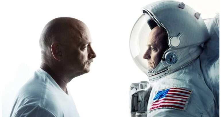 Fotografia de um homem olhando frente a frente para seu irmão gêmeo vestido com um traje espacial da NASA, simbolizando o experimento dos gêmeos no espaço.