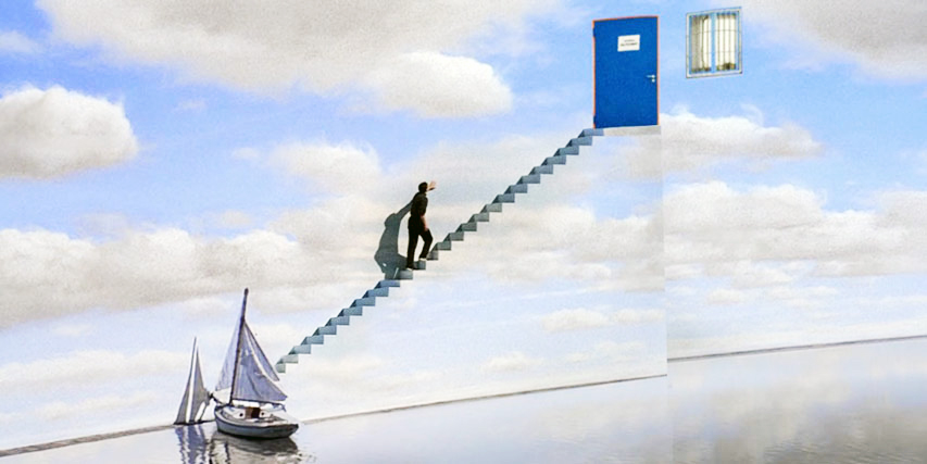 Cena surrealista com um homem subindo uma escada que flutua sobre o mar, indo em direção a uma porta azul no céu, com um veleiro navegando abaixo.