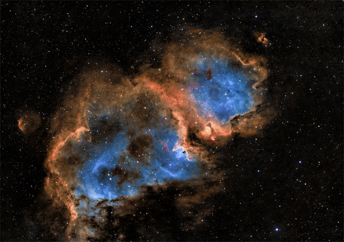 Astrofotografia de campo amplo da IC 1848, a Nebulosa da Alma na constelação de Cassiopeia, grande região de formação estelar a cerca de 6.500 anos-luz.